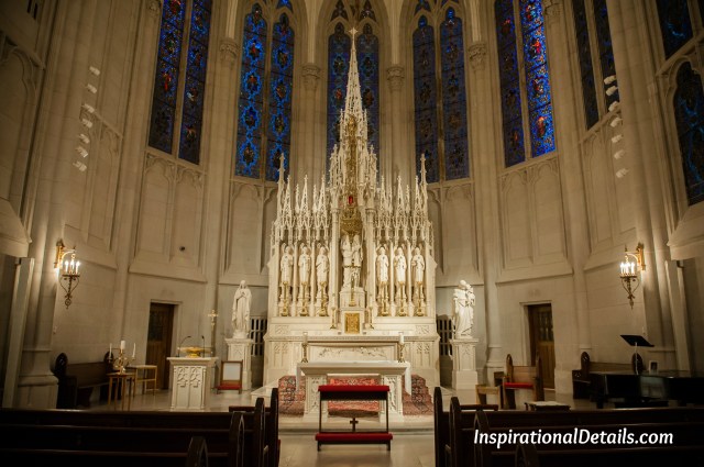 charming & beautiful Catholic wedding chapel in Chicago
